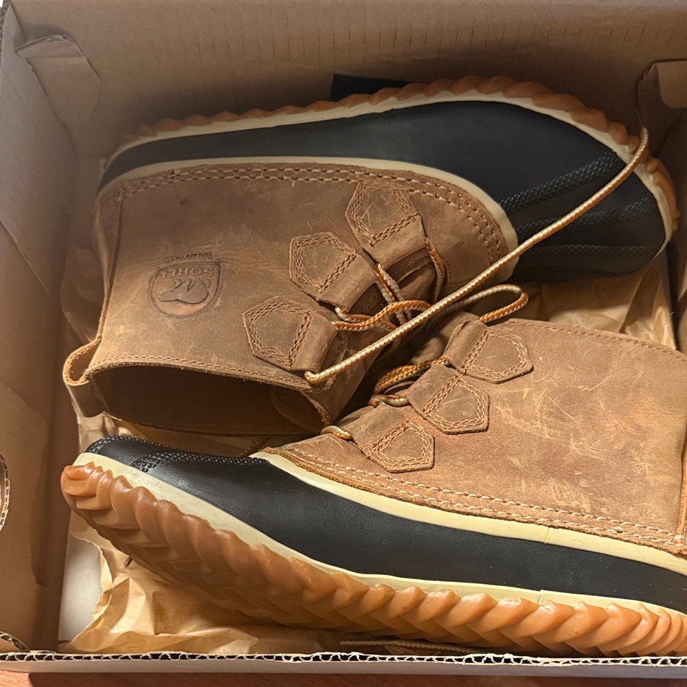New In Box — Sorel Out N About Leather Boots